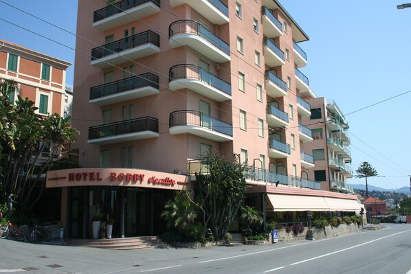 A multi-story hotel with balconies, a visible entrance, and a clear view of the street. - Hotel Bobby Executive (Sanremo)