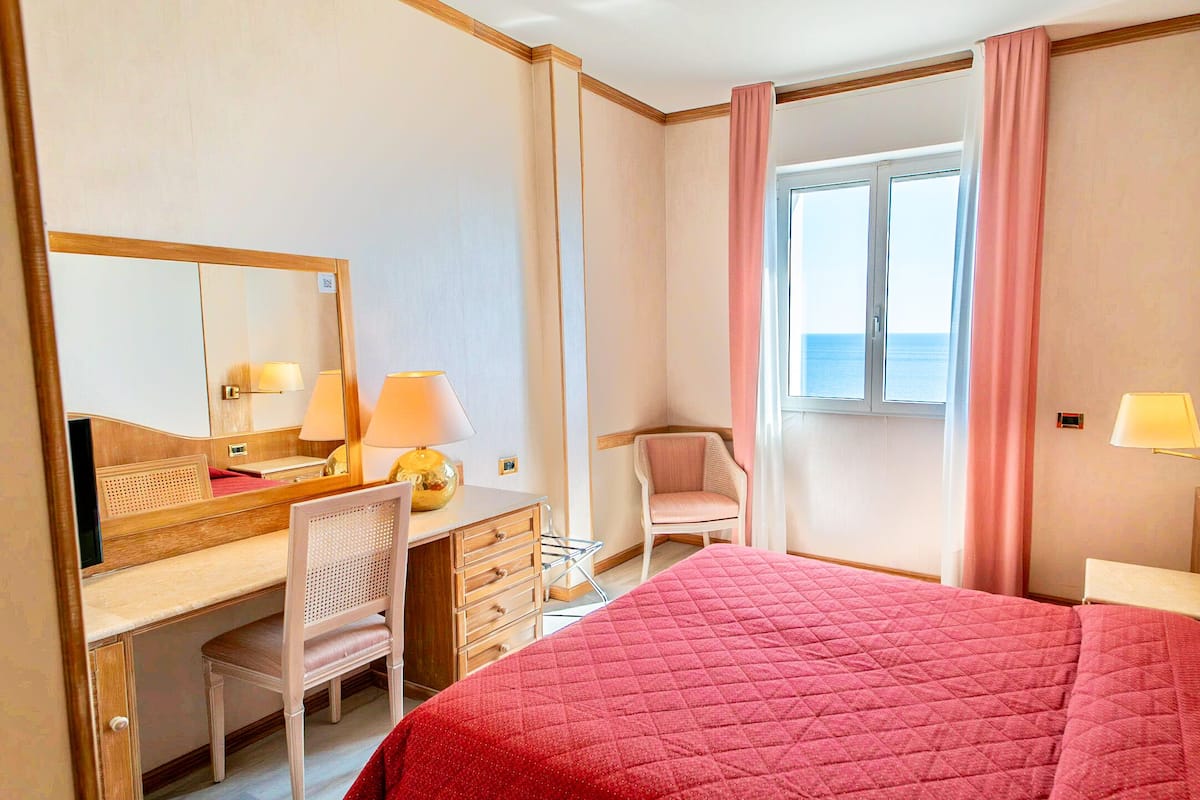 Tweepersoonskamer, uitzicht op oceaan | Een kluis op de kamer, een bureau, geluiddichte muren, babybedden