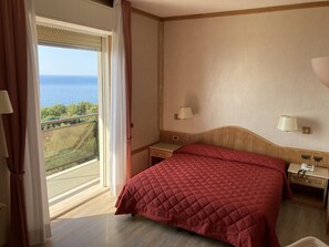 Safe på rommet, skrivebord, lydisolert og barnesenger