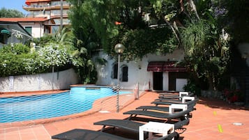 Hồ bơi ngoài trời, ghế dài tắm nắng