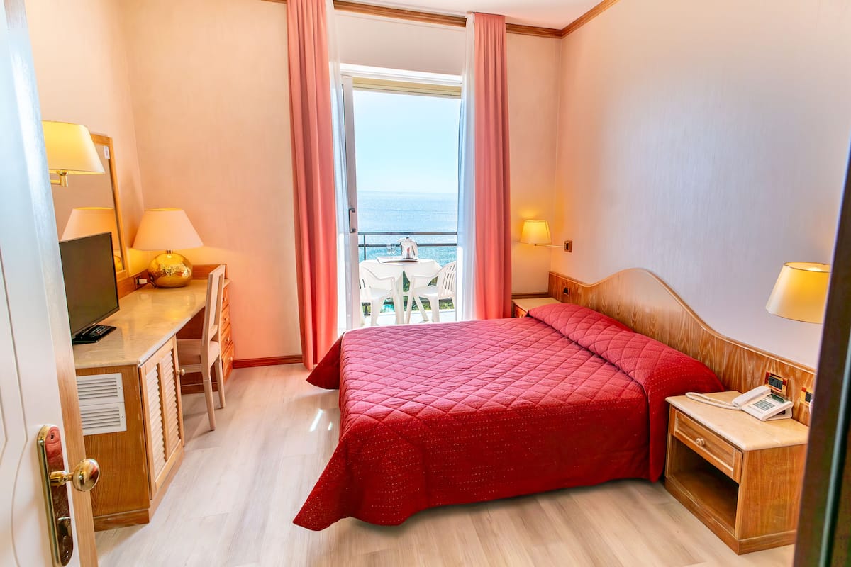Tweepersoonskamer, balkon, uitzicht op oceaan | Een kluis op de kamer, een bureau, geluiddichte muren, babybedden