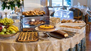 A buffet with various baked goods, fruits, and desserts. - Piccolo Paradiso (Massa Lubrense)