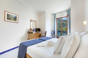 Standard Double Room | Desk, iron/ironing board, free wired internet, bed sheets - Piccolo Paradiso (Massa Lubrense)