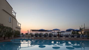 Piscine extérieure (ouverte en saison), parasols de plage