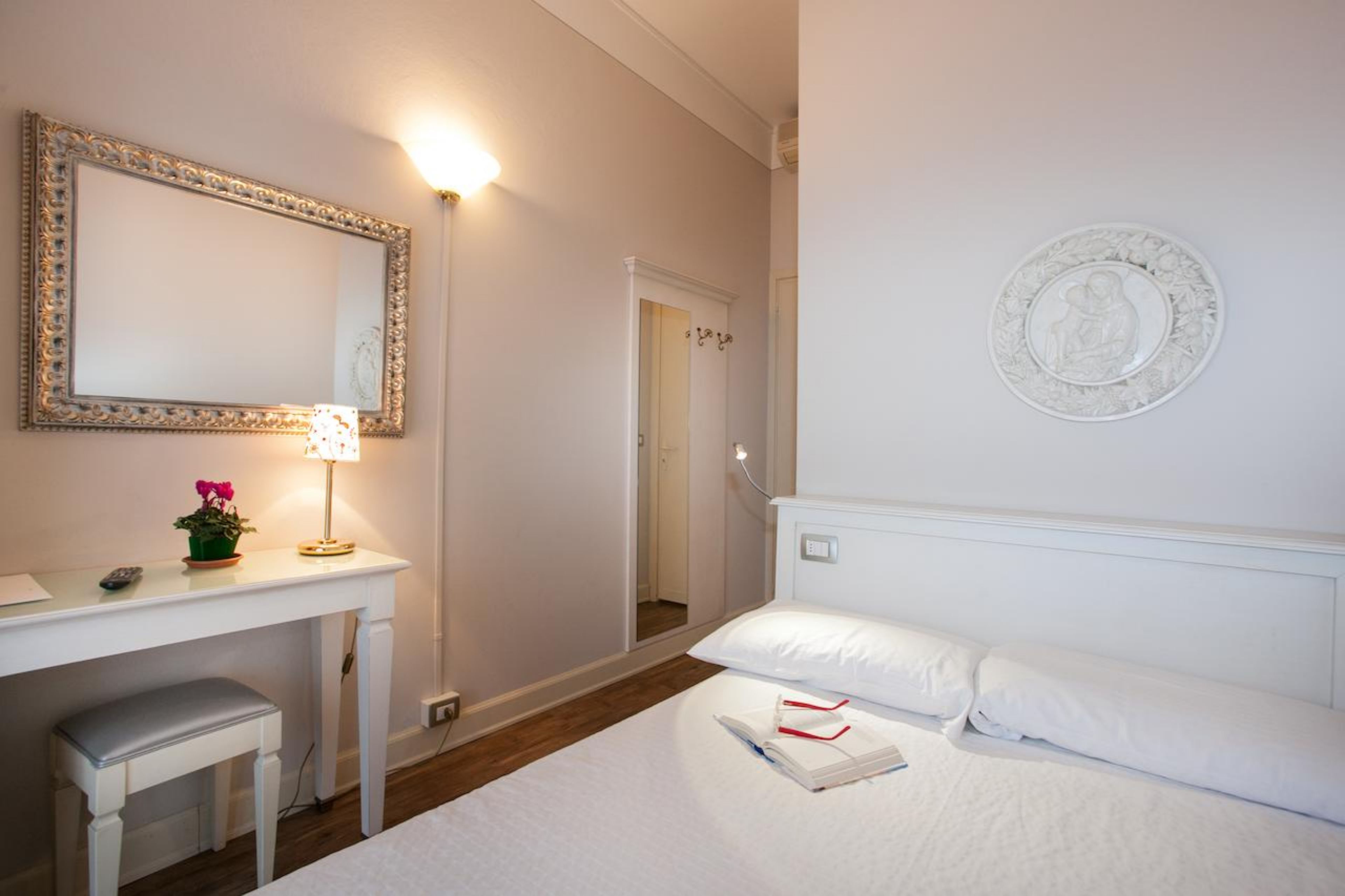 single room, partial lake view | in-room safe, free wifi, bed sheets