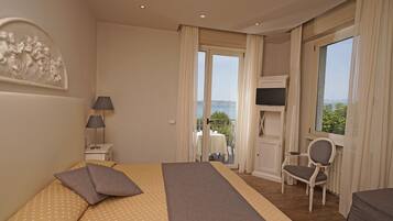 Habitación superior con 1 cama matrimonial o 2 individuales, vista al lago | Caja de seguridad en la habitación, wifi gratis y ropa de cama