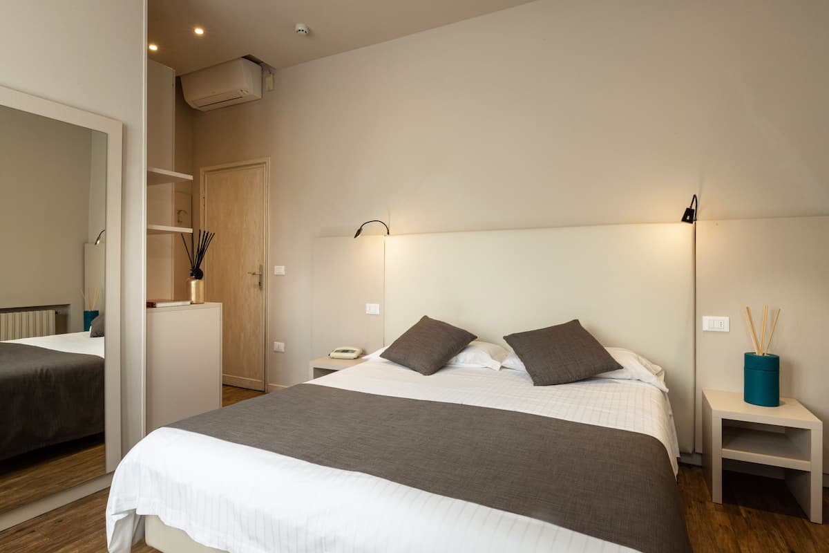 comfort double or twin room, partial lake view, annex building | in-room safe, free wifi, bed sheets