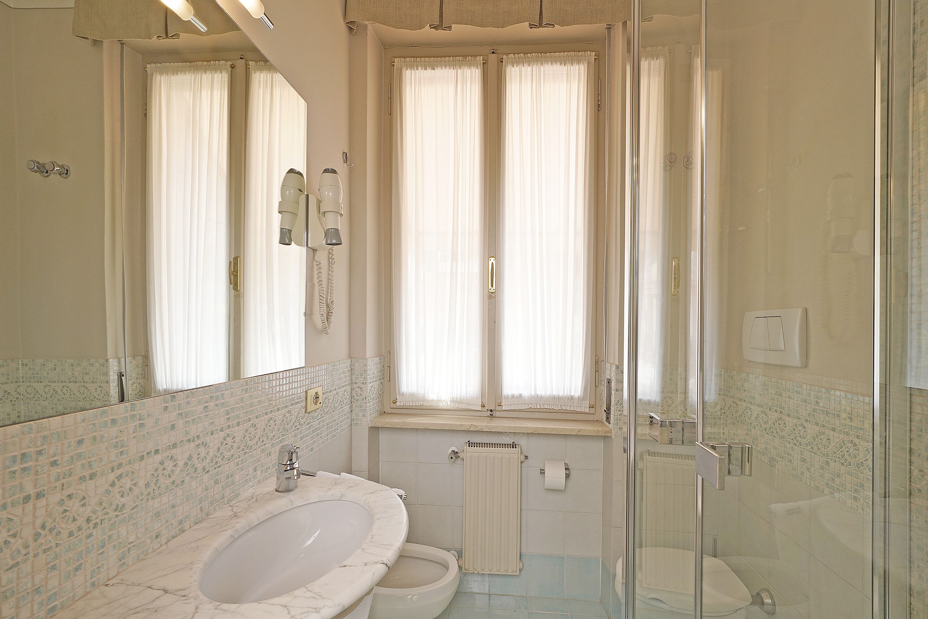 comfort double or twin room, partial lake view | bathroom | shower, hair dryer, bidet, towels