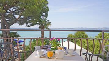 Camera Superior con letto matrimoniale o 2 letti singoli, vista lago | Una cassaforte in camera, Wi-Fi gratuito, lenzuola