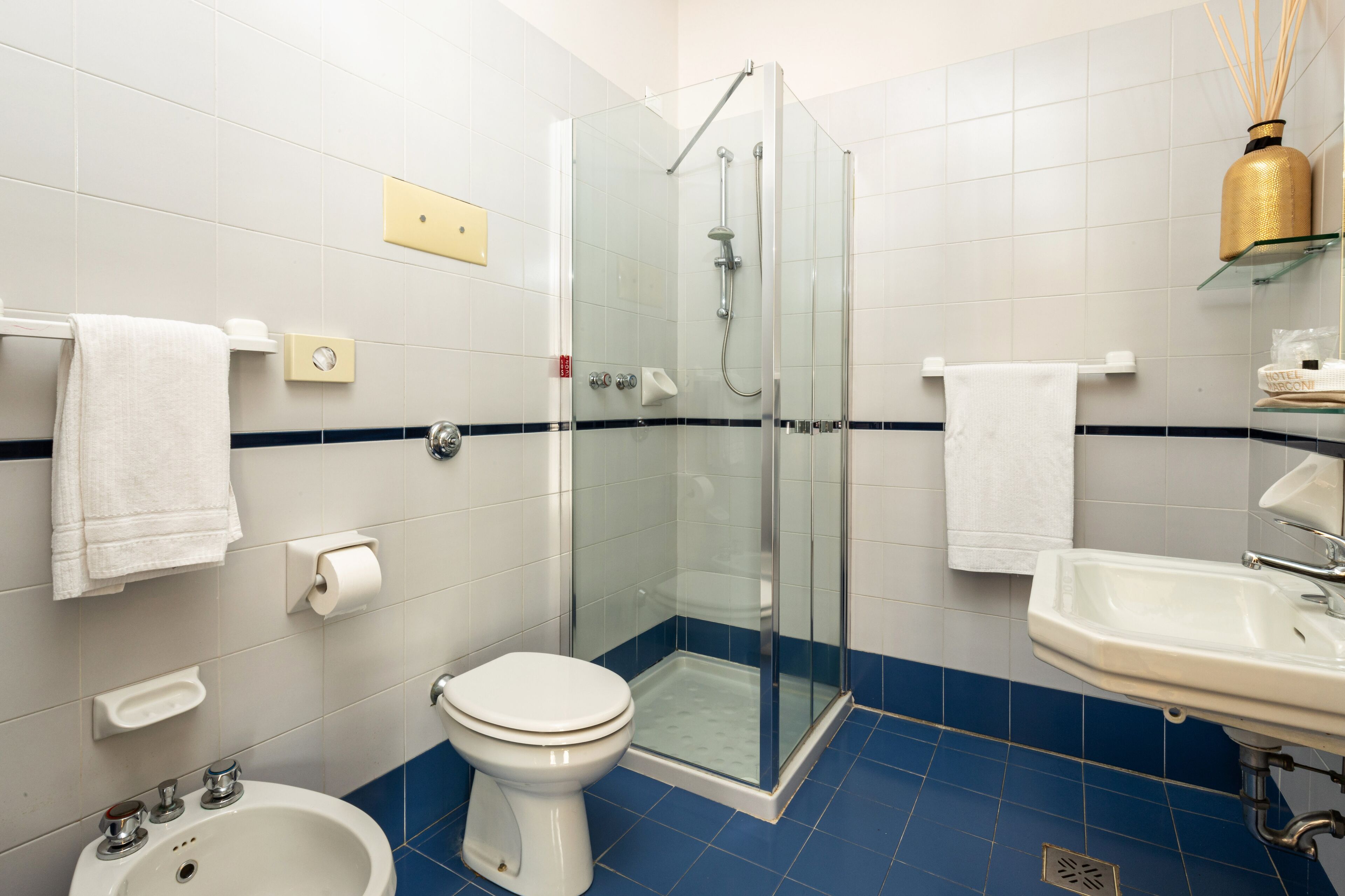 comfort double or twin room, partial lake view, annex building | bathroom | shower, hair dryer, bidet, towels