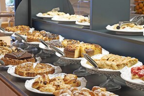 A buffet with various desserts including cakes, pies, and pastries. - Hotel Marconi (Sirmione)