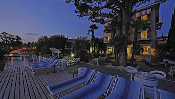 Facciata della struttura - sera/notte
