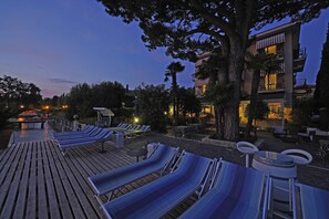 住宿正面 - 傍晚/夜晚