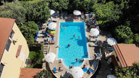 Una piscina al aire libre. Hotel Tourist
