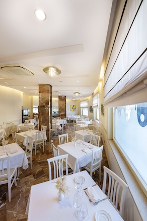 Petit déjeuner et dîner servis sur place