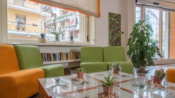 Coin salon dans le hall