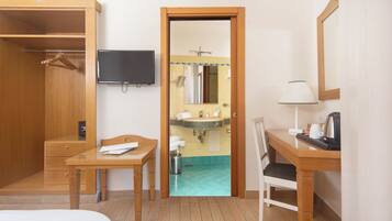 Doppia Classic, balcone | Copriletto in piuma, una cassaforte in camera, una scrivania