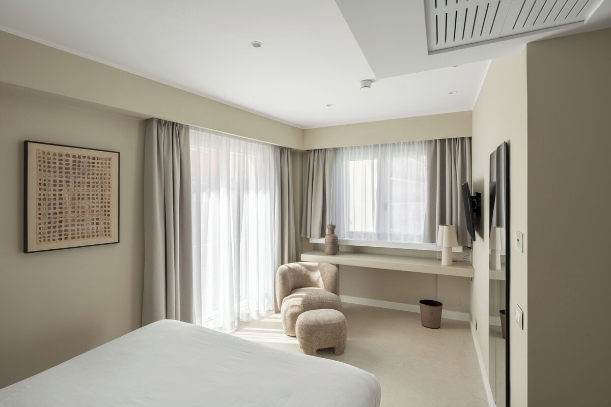 Deluxe Double Room | Minibar, in-room safe, desk, WiFi (free)