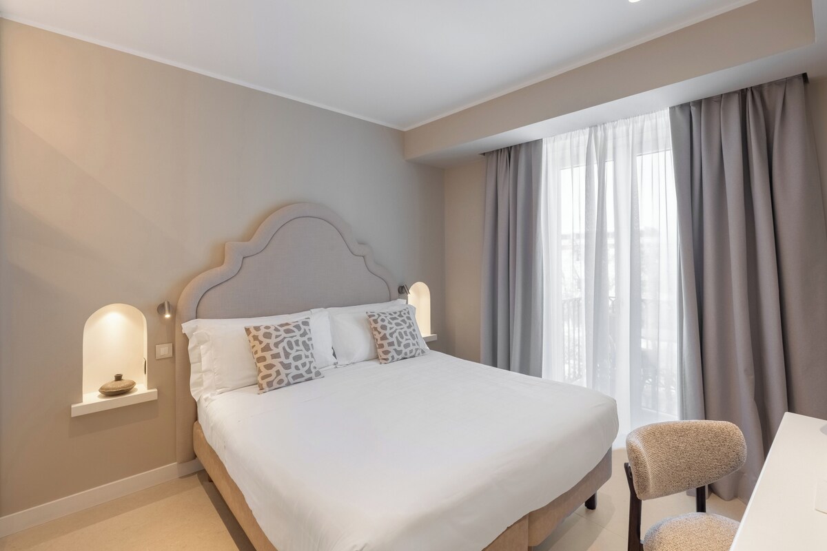 Minibar, in-room safe, desk, WiFi (free)