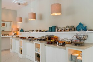 Ein Frühstücksbuffet mit verschiedenen Speisen und Beilagen.