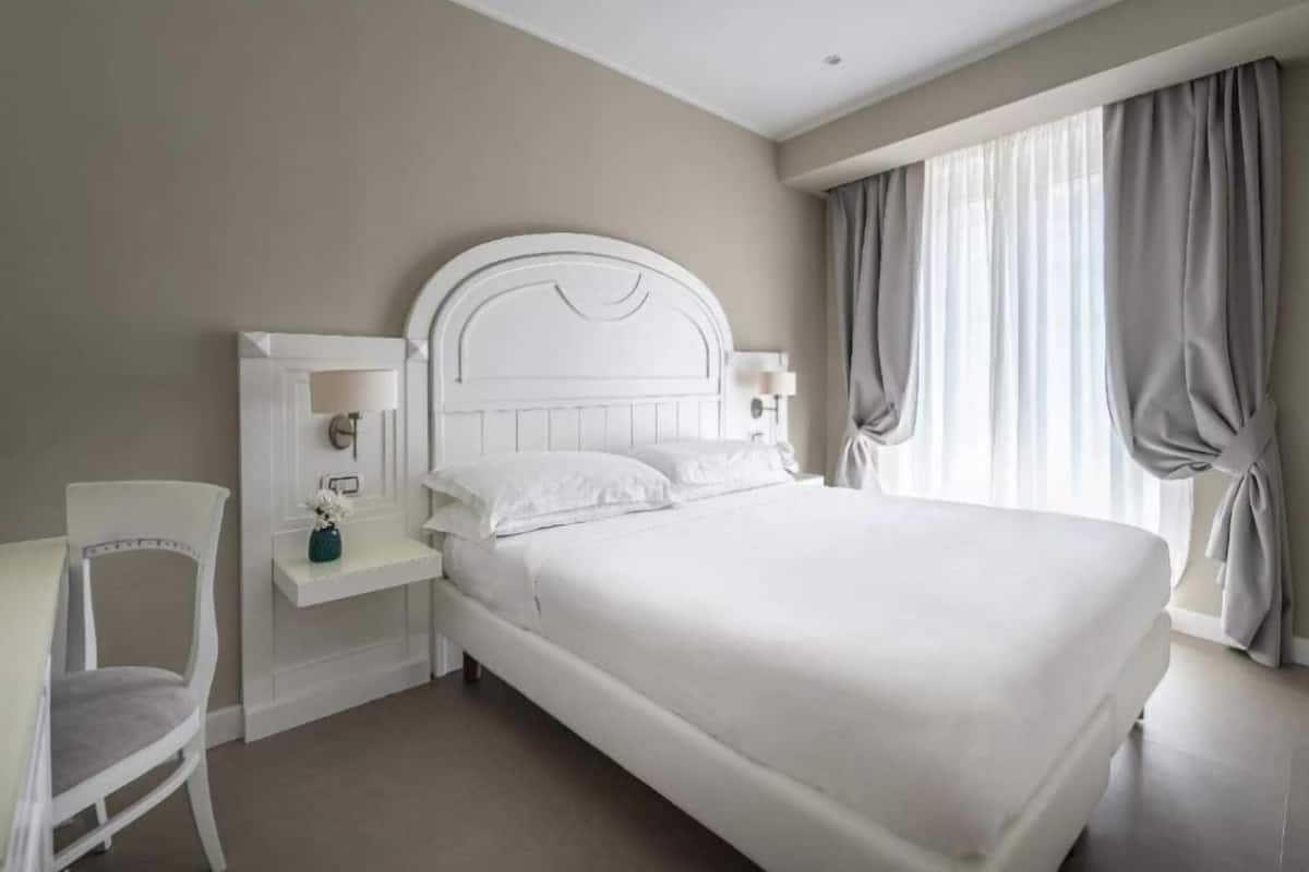 1 chambre, minibar, coffres-forts dans les chambres, bureau