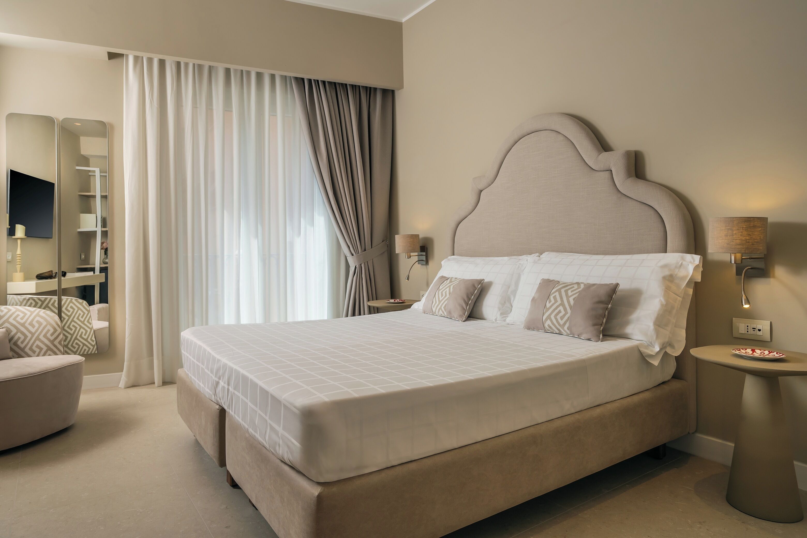 Minibar, coffres-forts dans les chambres, bureau, Wi-Fi gratuit