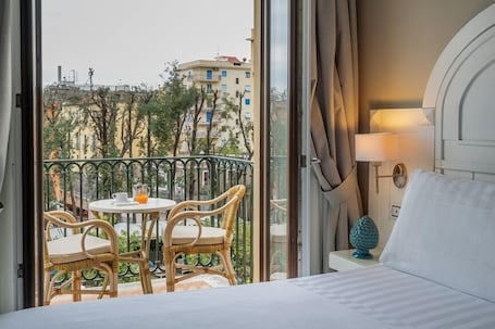 Chambre Double Supérieure, vue piscine | Minibar, coffres-forts dans les chambres, bureau, Wi-Fi gratuit. Hotel Capri