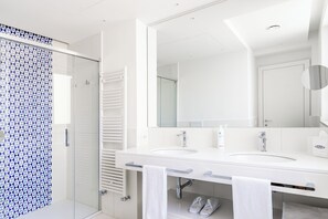 Comfort Studio, 1 Queen Bed, Kitchenette | Bathroom - Hotel Tirrenia (Sorrento)