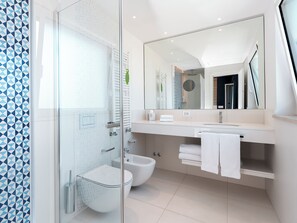 Habitación clásica, 1 habitación | Baño | Ducha, secador de pelo, zapatillas y toallas