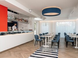 2 Bars/Lounges
