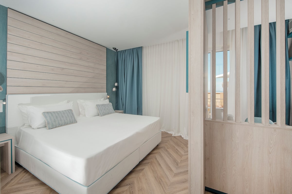 Habitación Confort, balcón, vista a la ciudad | 1 habitación, caja de seguridad en la habitación y escritorio