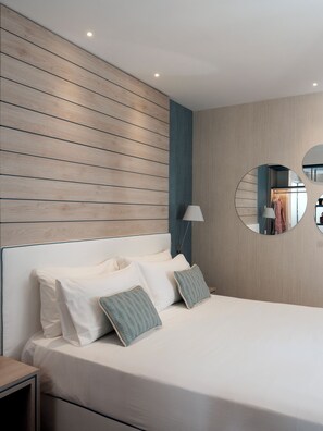 Comfort Room, Balcony, City View | In-room safe, desk, blackout curtains, iron/ironing board - Hotel Tirrenia (Sorrento)