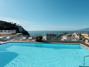 Outdoor pool, pool loungers - Hotel Tirrenia (Sorrento)