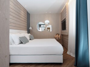 Kamar Comfort, balkon, pemandangan kota | Brankas, meja kerja, tirai kedap cahaya, dan setrika/meja setrika