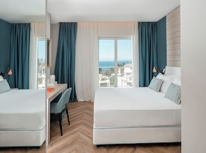 Habitació superior | 1 dormitori, caixa forta a l'habitació, escriptori i cortines opaques