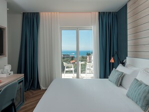 Rom – superior | Safe på rommet, skrivebord, blendingsgardiner og strykejern/-brett