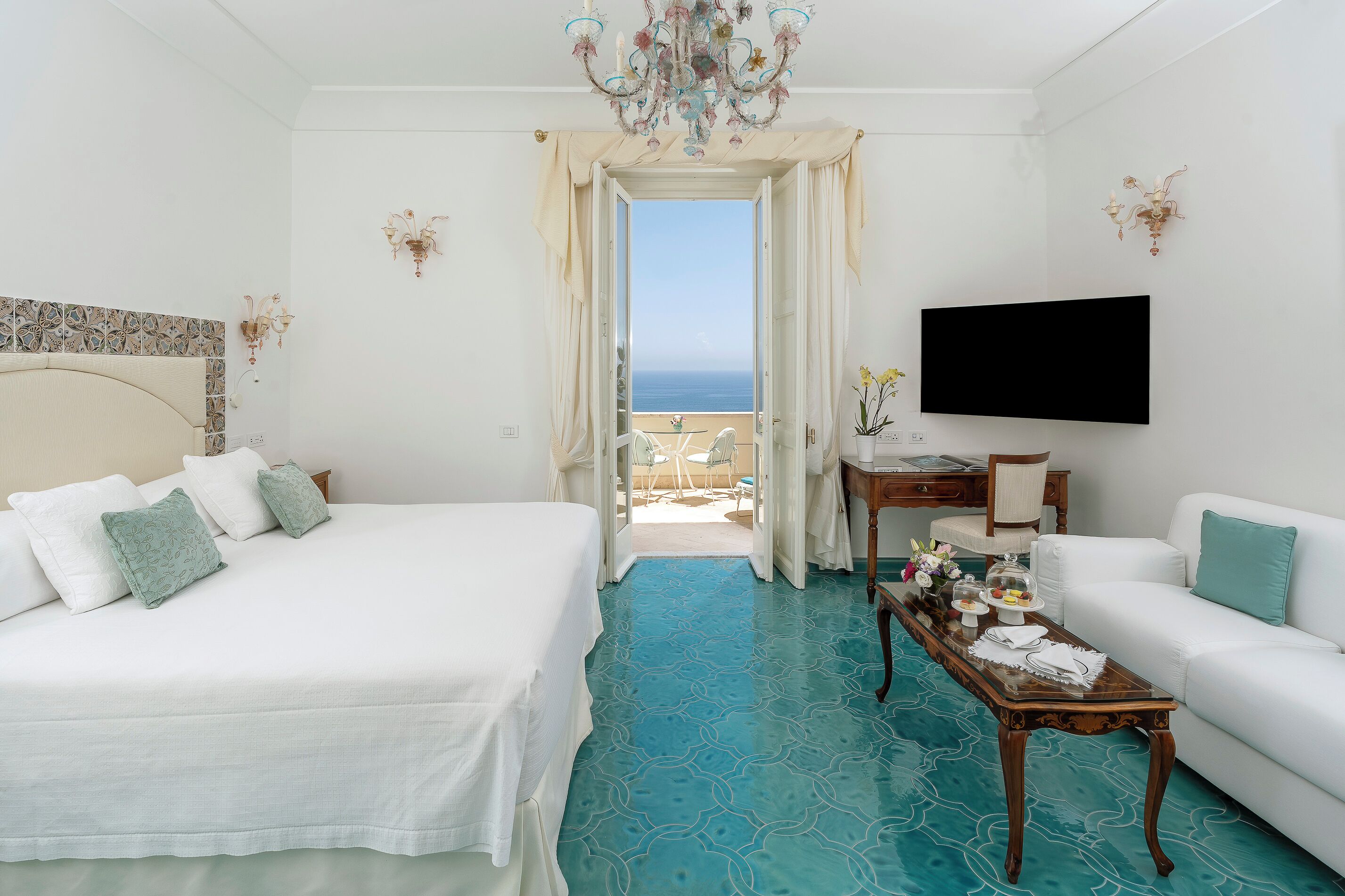 Deluxe tweepersoonskamer | Luxe beddengoed, een minibar, een kluis op de kamer, een bureau