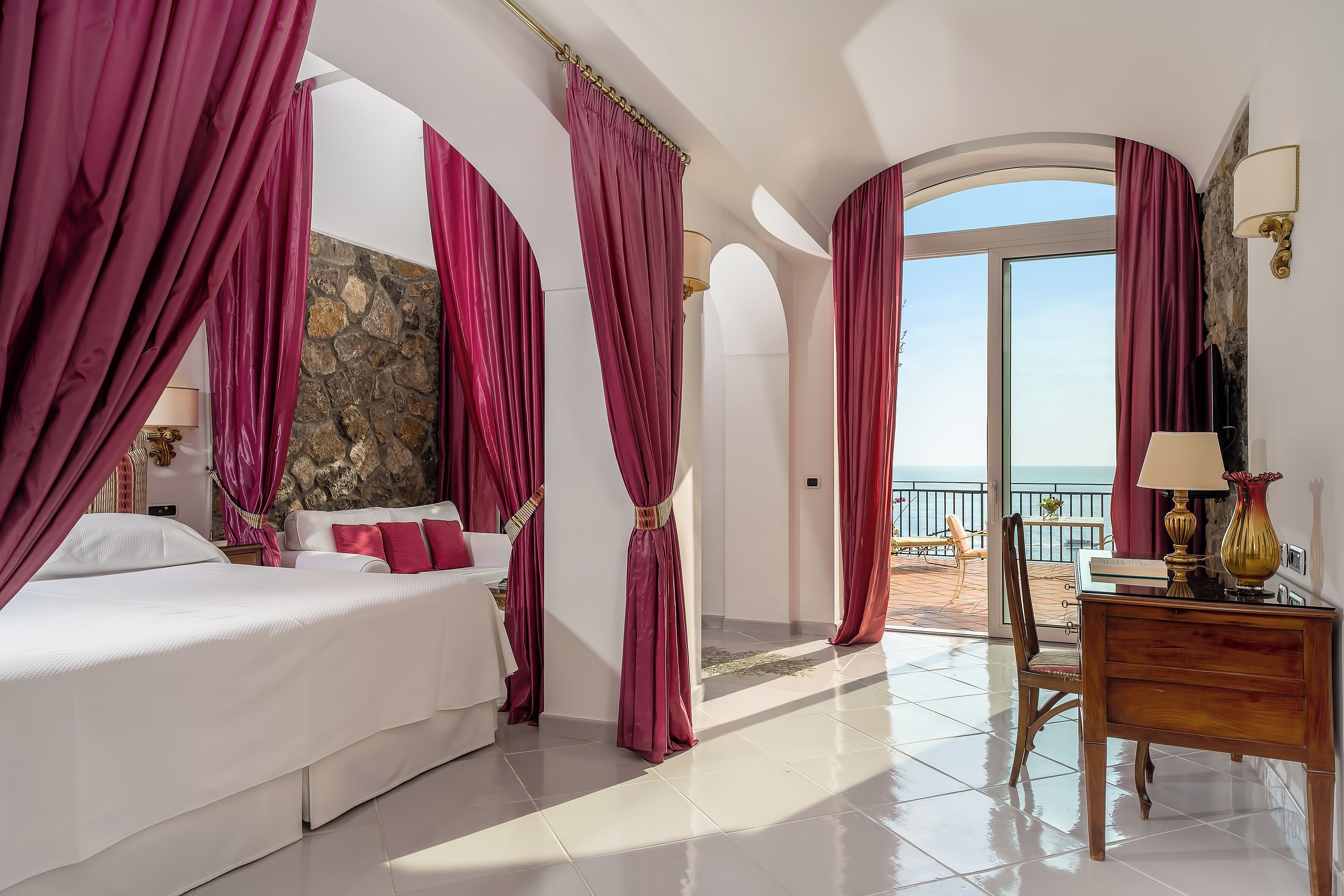 Suite | Luxe beddengoed, een minibar, een kluis op de kamer, een bureau