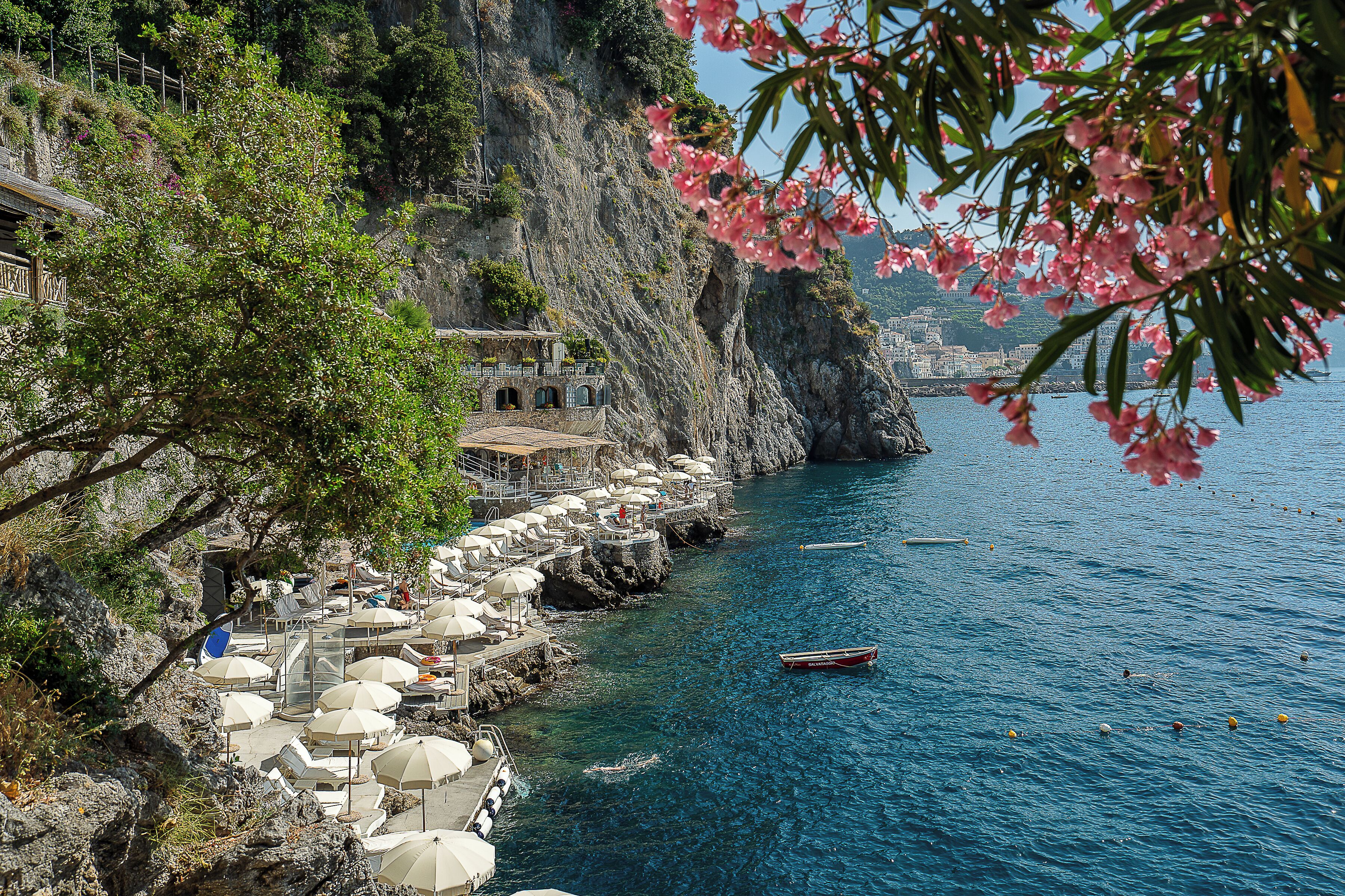 على الشاطئ، كراسي للتشمس، مظلات الشاطئ، مناشف للشاطئ