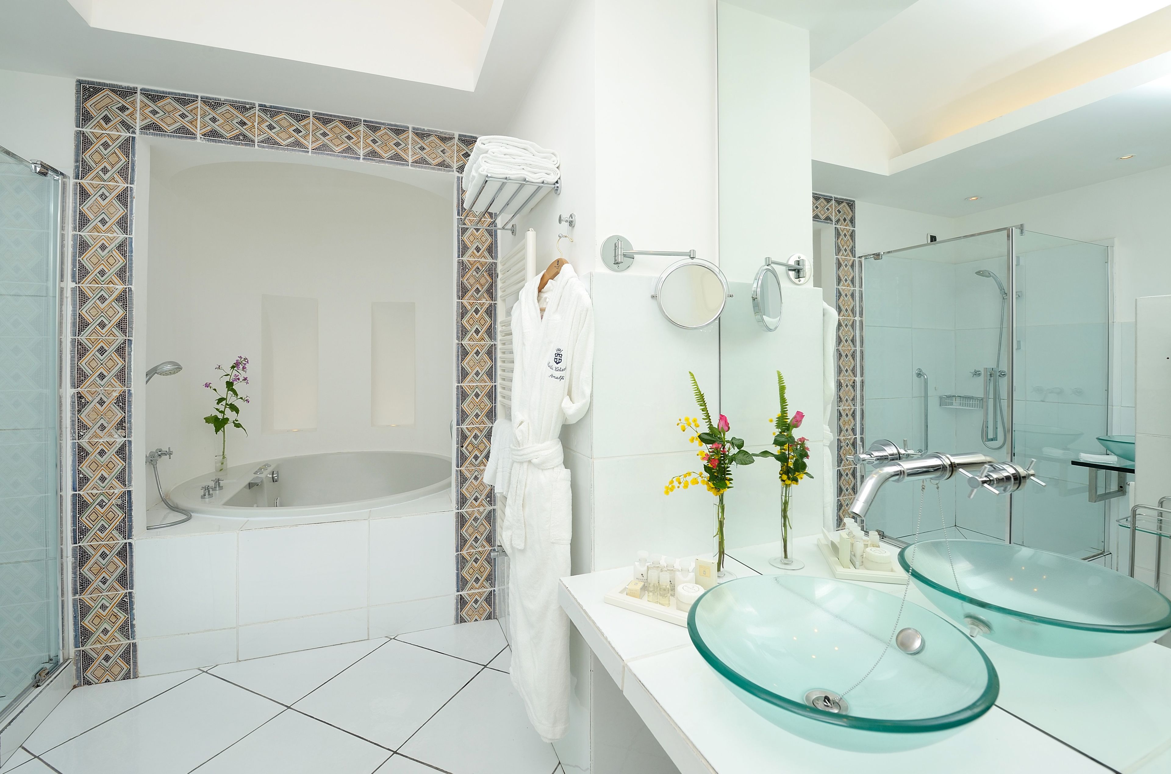 executive room | bathroom | bathtub, eco-friendly toiletries, hair dryer, bathrobes