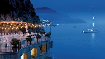 3 bars/lounges, poolside bar