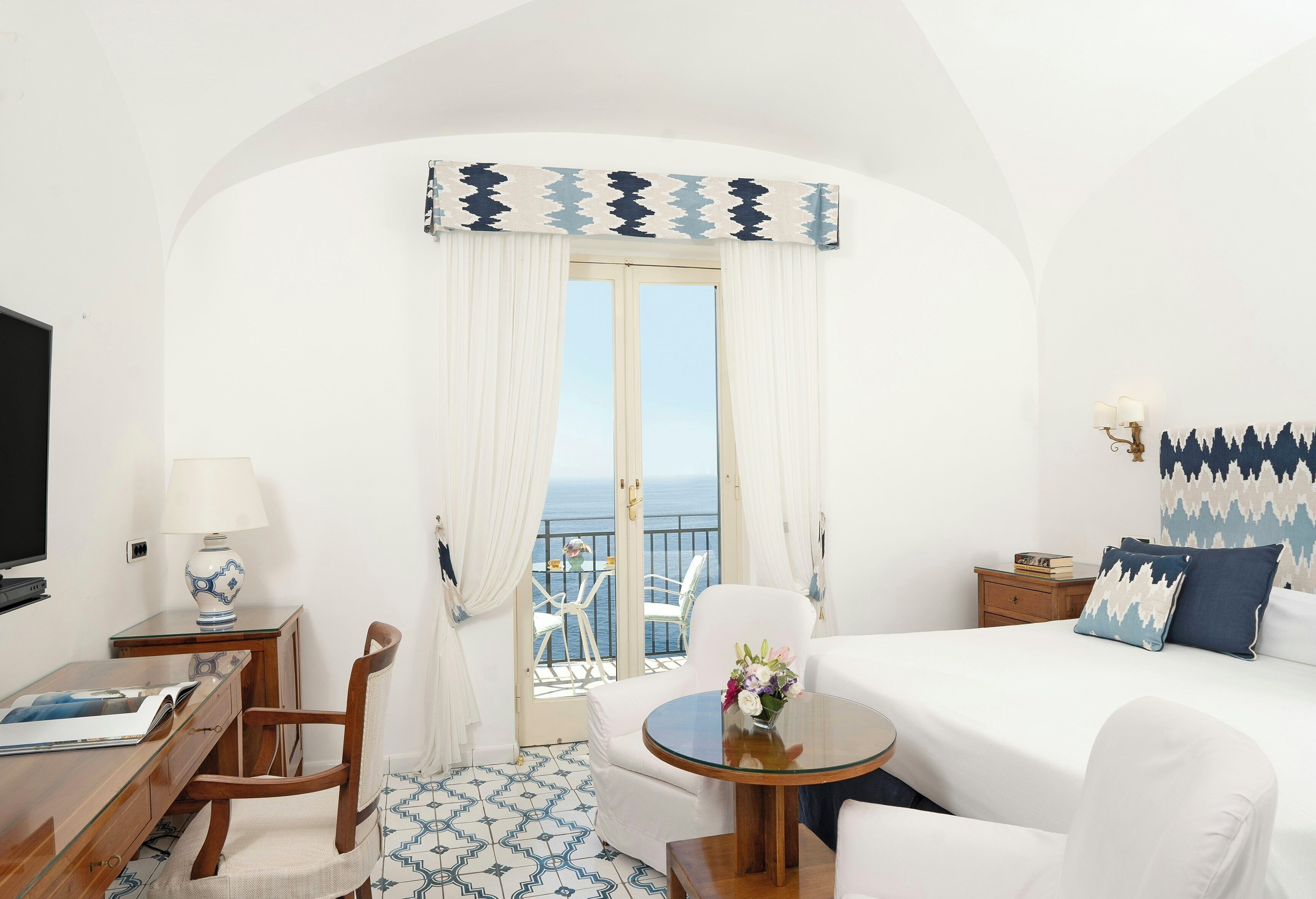 Kamer (Front Upper Floor) | Luxe beddengoed, een minibar, een kluis op de kamer, een bureau