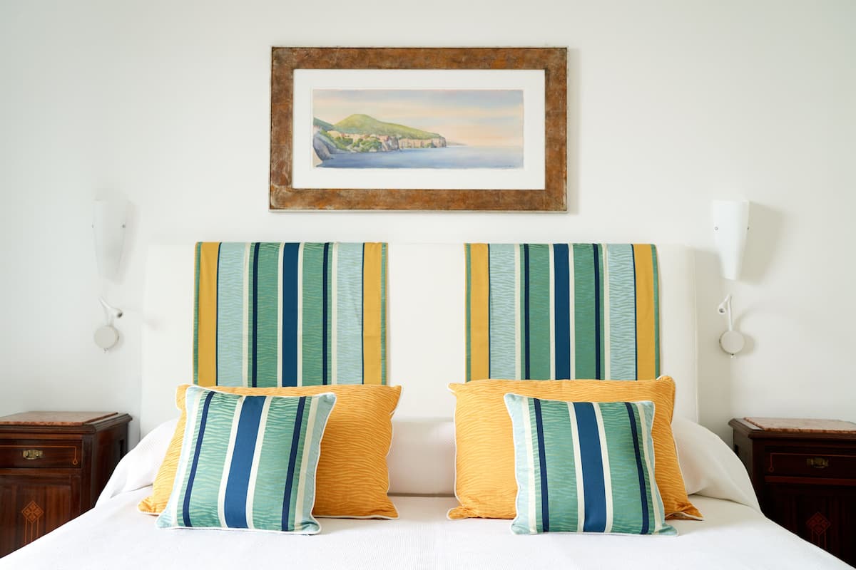 Ropa de cama de alta calidad y minibar