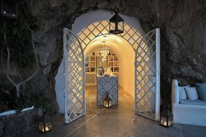 3 bares, bar junto a la piscina