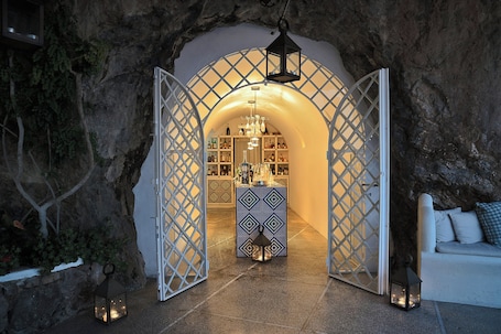 3 bars/lounges, poolside bar. Santa Caterina