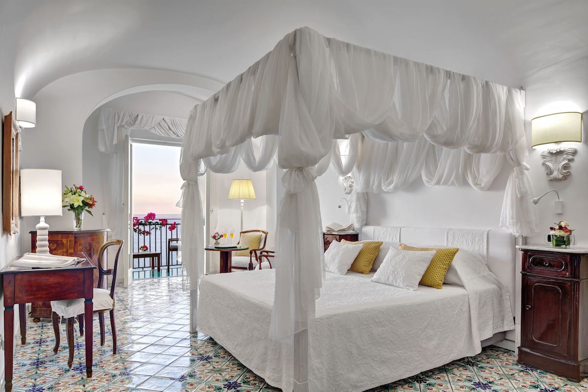 Suite junior, vista al mar | Ropa de cama de alta calidad y minibar