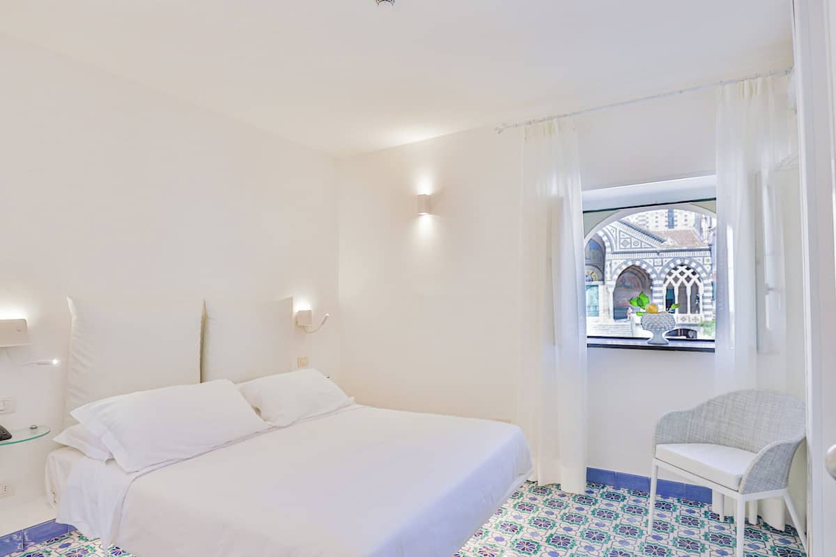 1 bedroom, blackout curtains, bed sheets