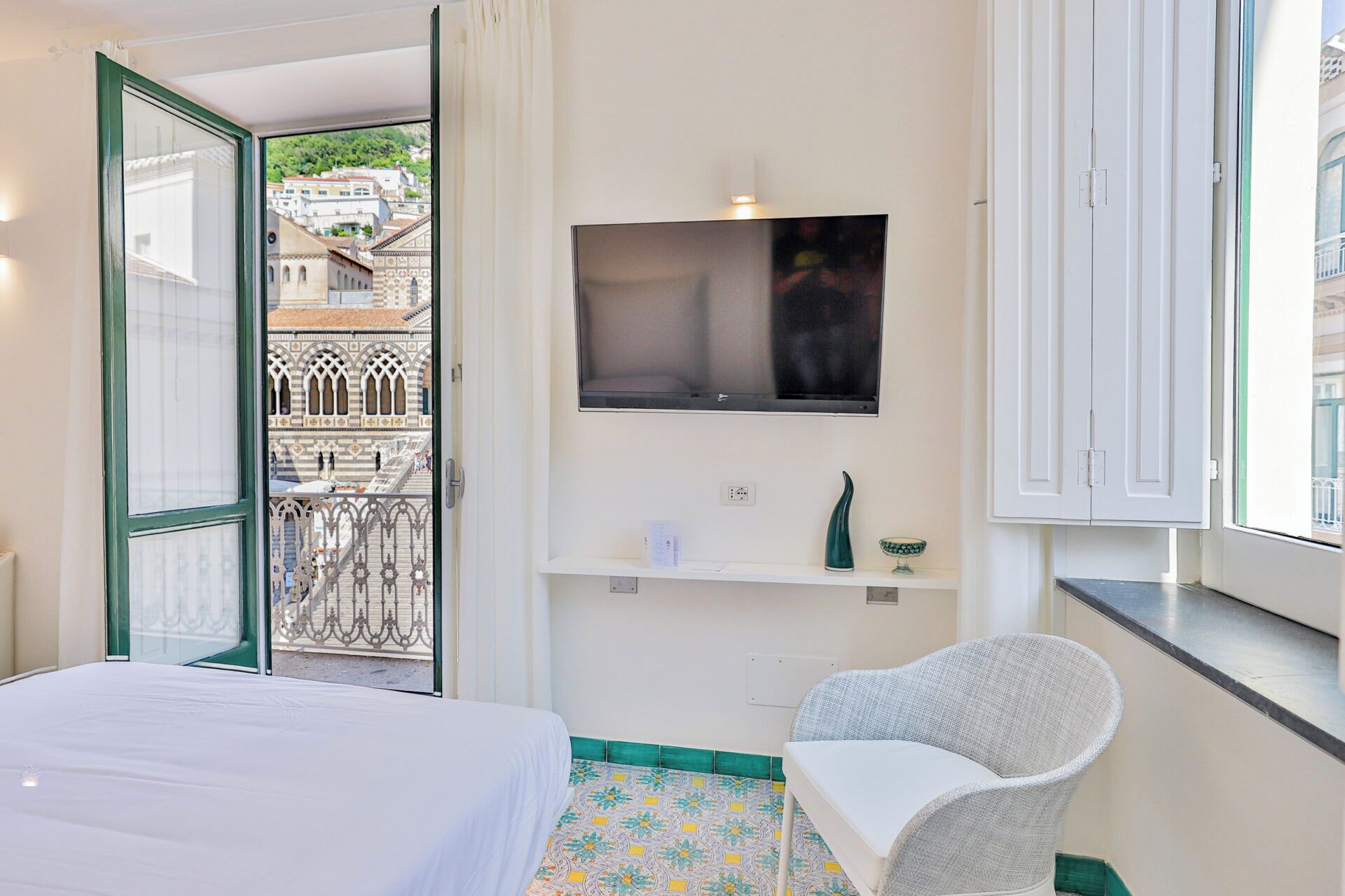 junior suite | 1 bedroom, blackout curtains, bed sheets