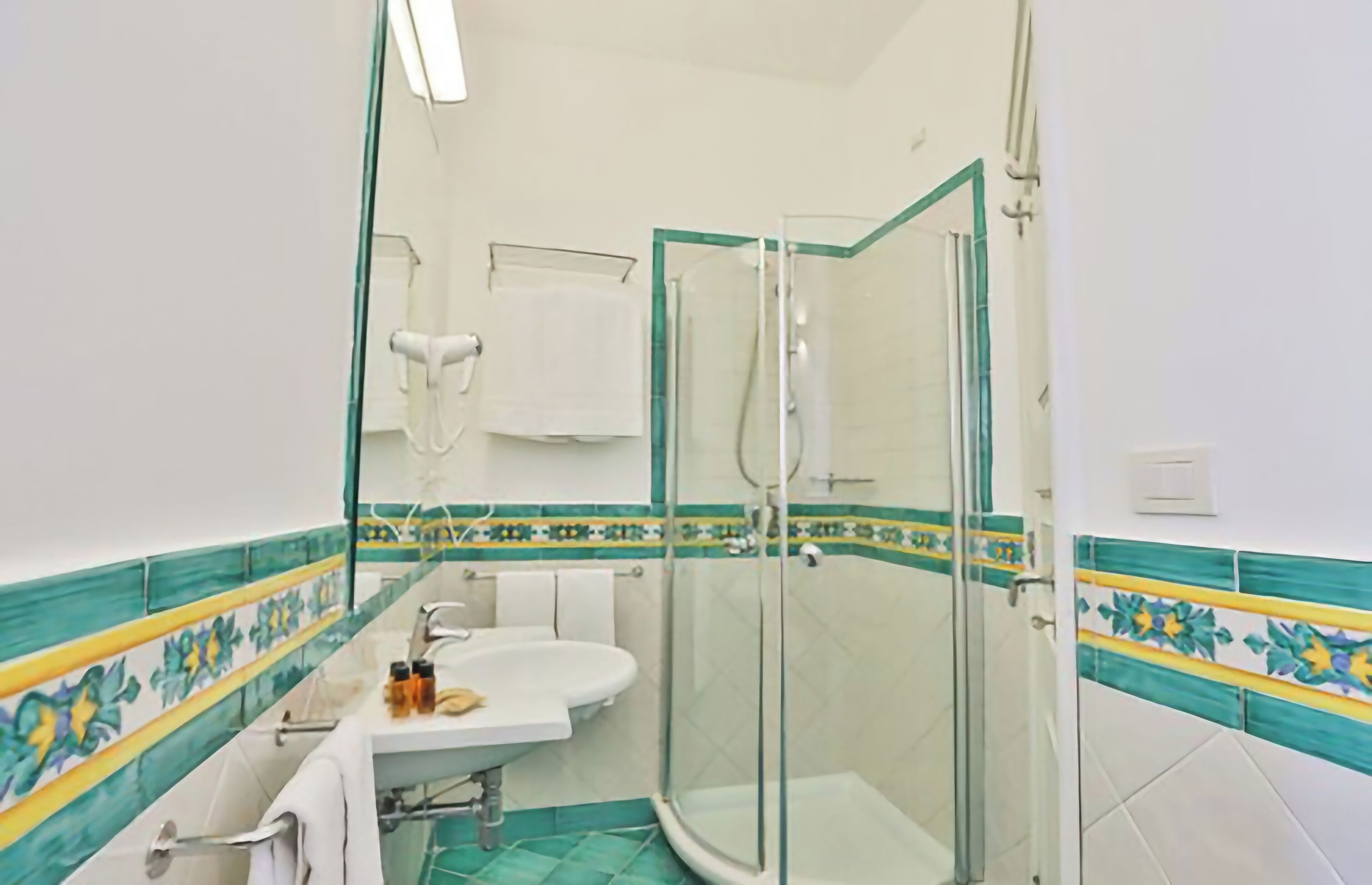 shower, rainfall showerhead, free toiletries, hair dryer