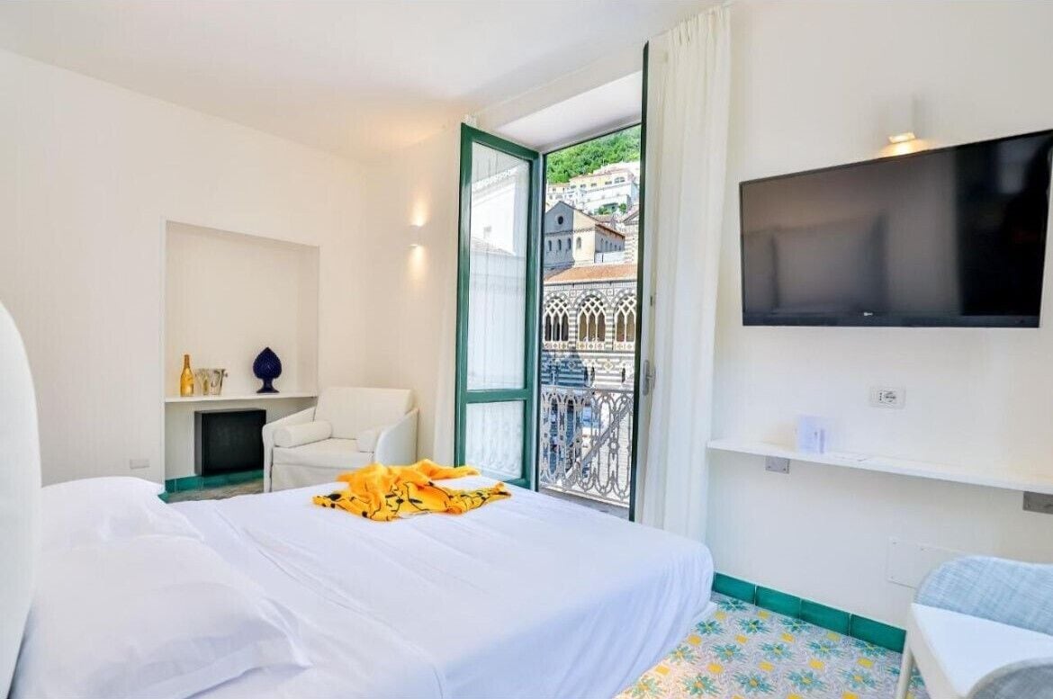 junior suite | 1 bedroom, blackout curtains, bed sheets